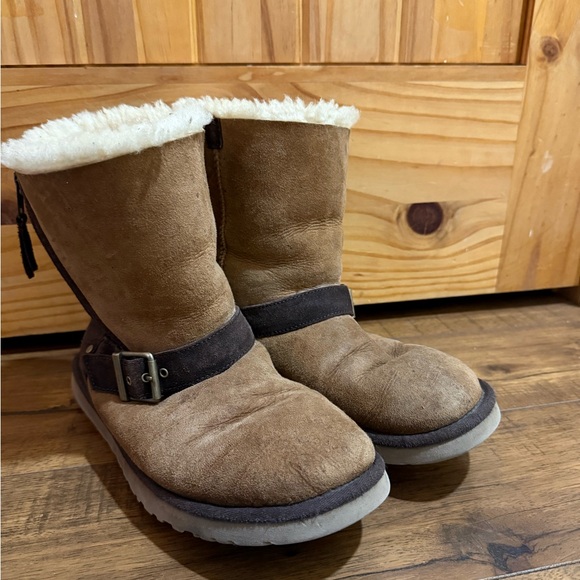 Uggs with side zipper - Picture 1 of 4